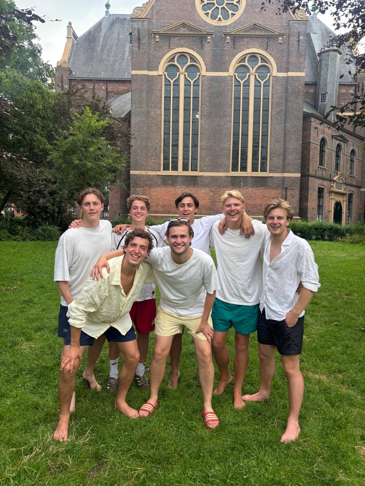Het bestuur samen tijdens het bestuursuitje
